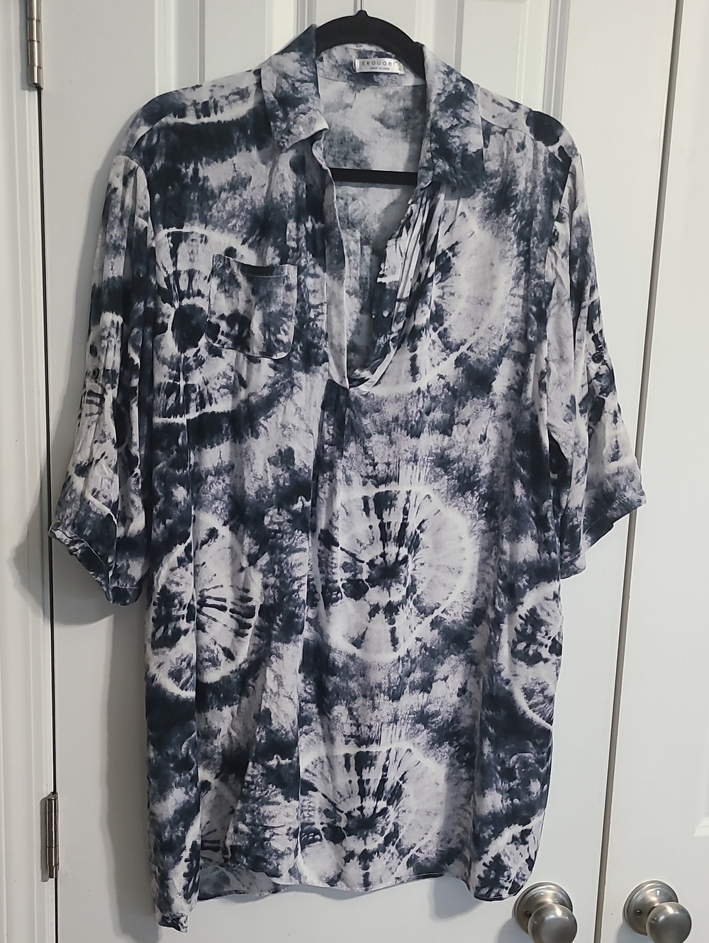 Tie-Dye Buttonless Blouse in Black & White